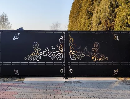 Ogrodzenie laserowe z kwiatowym wzorem przy domu jednorodzinnym