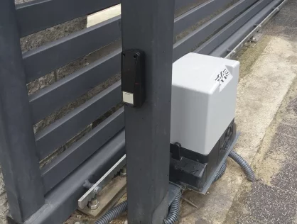 Automatyka firmy FAAC w bramie palisadowej