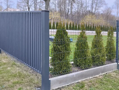 Ogrodzenie połączone z paneli palisadowych i paneli 3D na tle zieleni i drzewek