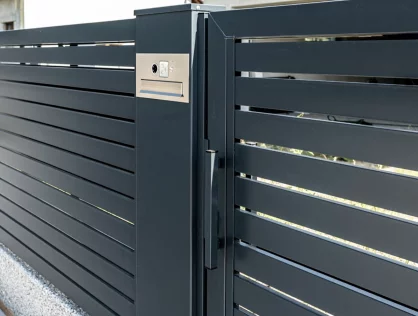 Nowoczesne ogrodzenie palisadowe grafitowe