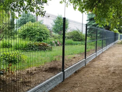 ogrodzenie z podmur&oacute;wką z paneli 3D