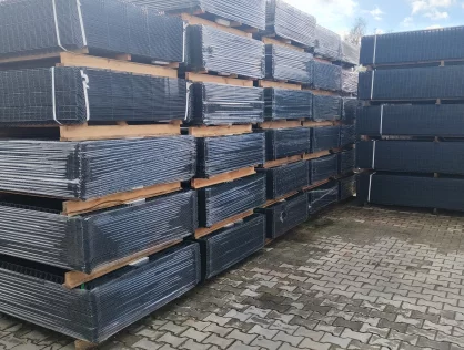 składowane panele ogrodzeniowe