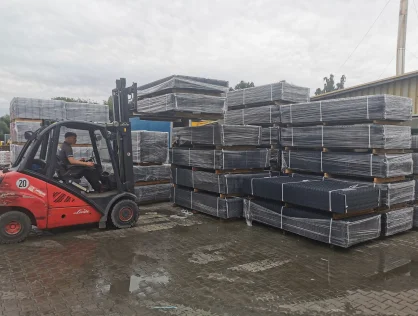 w&oacute;zek widłowy z zestawem paneli ogrodzeniowych